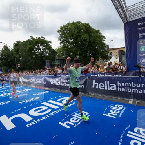 29.06.2025 - hella hamburg halbmarathon Zöllner http://msf.ph/oto/8399645 29.06.2025 10:36:45 Ziel 1571, 3809, 5092, 5961, 14622, 15621, 18038, 18733 meine-sportfotos.de