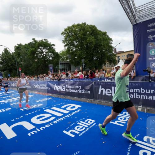 29.06.2025 - hella hamburg halbmarathon Zöllner http://msf.ph/oto/8399658 29.06.2025 10:36:45 Ziel 1571, 3809, 5092, 5961, 14622, 15621, 18038, 18733 meine-sportfotos.de