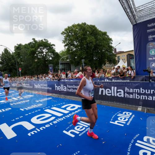 29.06.2025 - hella hamburg halbmarathon Zöllner http://msf.ph/oto/8399684 29.06.2025 10:36:46 Ziel 1571, 3809, 4865, 5092, 5961, 6529, 13343, 14622, 15621, 18038, 18733 meine-sportfotos.de