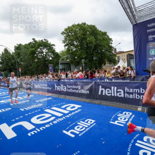 29.06.2025 - hella hamburg halbmarathon Zöllner http://msf.ph/oto/8399700 29.06.2025 10:36:47 Ziel 1571, 4865, 5092, 5961, 6529, 13343, 14622, 15621, 18038, 18733 meine-sportfotos.de