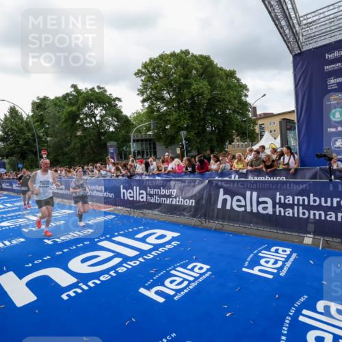 29.06.2025 - hella hamburg halbmarathon Zöllner http://msf.ph/oto/8399718 29.06.2025 10:36:47 Ziel 1571, 4865, 5092, 5961, 6529, 13343, 14622, 15621, 18038, 18733 meine-sportfotos.de
