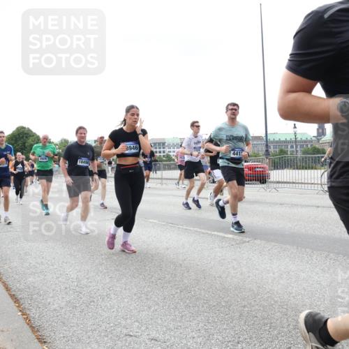 29.06.2025 - hella hamburg halbmarathon Lena Gebhardt http://msf.ph/oto/8399719 29.06.2025 10:40:41 Lombardsbrücke 1018, 1037, 1075, 1323, 2042, 2109, 2173, 2206, 2299, 2515, 2572, 2762, 2763, 2858, 3121, 3237, 3293, 3295, 3306, 3432, 3694, 3810, 4044, 4234, 4271, 4411, 4530, 4612, 4756, 4774, 4775, 4906, 4972, 5059, 5113, 5351, 5352, 5702, 5753, 5975, 6076, 6098, 6163, 6229, 6278, 6280, 6289, 6363, 6463, 6673, 6842, 6866, 6876, 7108, 7174, 7293, 7675, 7850, 7956, 8053, 8054, 8307, 8378, 8391, 8429, 8430, 9009, 9237, 11053 meine-sportfotos.de
