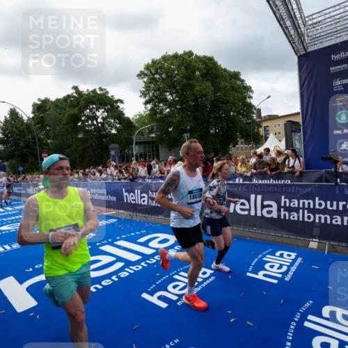 29.06.2025 - hella hamburg halbmarathon Zöllner http://msf.ph/oto/8399736 29.06.2025 10:36:48 Ziel 1571, 4865, 5961, 6529, 13343, 14622, 15621, 15939, 18038, 18733 meine-sportfotos.de