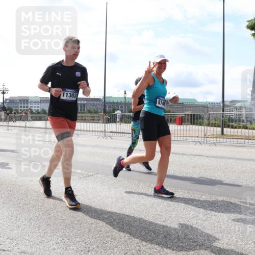 29.06.2025 - hella hamburg halbmarathon Lena Gebhardt http://msf.ph/oto/8399749 29.06.2025 10:16:00 Lombardsbrücke 11478, 8746, 11303, 1156, 1308, 1440, 1651, 2071, 2076, 2110, 2165, 2436, 2803, 2835, 2989, 3134, 3167, 3417, 4007, 4466, 4492, 4494, 4637, 4828, 5046, 5069, 5423, 6376, 6576, 7897, 7941, 7942, 8169, 8274, 8554, 8746, 8885, 9192, 9601, 9657, 9675, 9784, 9802, 9881, 10107, 10108, 10183, 10292, 10608, 10775, 10844, 10990, 11113, 11303, 11478, 11774, 11783, 11818, 12427, 12469, 13179, 13818, 13951, 14413, 14423, 14550, 14552, 15307 meine-sportfotos.de