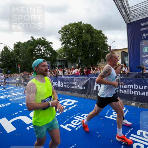 29.06.2025 - hella hamburg halbmarathon Zöllner http://msf.ph/oto/8399752 29.06.2025 10:36:48 Ziel 1571, 4865, 5961, 6529, 13343, 14622, 15621, 15939, 18038, 18733 meine-sportfotos.de