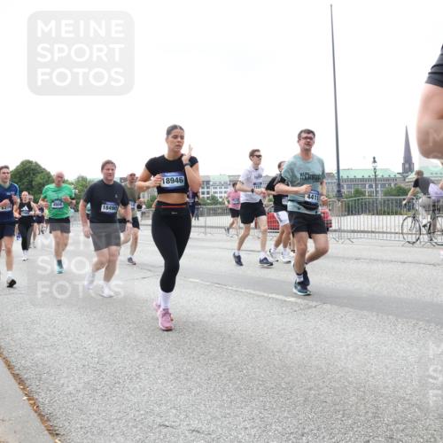 29.06.2025 - hella hamburg halbmarathon Lena Gebhardt http://msf.ph/oto/8399758 29.06.2025 10:40:41 Lombardsbrücke 8378, 18490, 18946, 1151, 115, 4411, 1018, 1037, 1075, 1323, 2042, 2109, 2173, 2206, 2299, 2515, 2572, 2762, 2763, 2858, 3121, 3237, 3293, 3295, 3306, 3432, 3694, 3810, 4044, 4234, 4271, 4411, 4530, 4612, 4756, 4774, 4775, 4906, 4972, 5059, 5113, 5351, 5352, 5702, 5753, 5975, 6076, 6098, 6163, 6229, 6278, 6280, 6289, 6363, 6463, 6673, 6842, 6866, 6876, 7108, 7174, 7293, 7675, 7850, 7956, 8053, 8054, 8307, 8378, 8391, 8429, 8430, 9009, 9237, 11053 meine-sportfotos.de