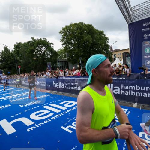 29.06.2025 - hella hamburg halbmarathon Zöllner http://msf.ph/oto/8399765 29.06.2025 10:36:48 Ziel 1571, 4865, 5961, 6529, 13343, 14622, 15621, 15939, 18038, 18733 meine-sportfotos.de