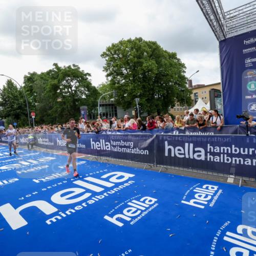 29.06.2025 - hella hamburg halbmarathon Zöllner http://msf.ph/oto/8399776 29.06.2025 10:36:48 Ziel 1571, 4865, 5961, 6529, 13343, 14622, 15621, 15939, 18038, 18733 meine-sportfotos.de