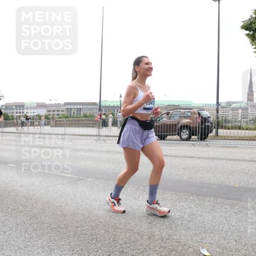29.06.2025 - hella hamburg halbmarathon Lena Gebhardt http://msf.ph/oto/8399796 29.06.2025 10:49:53 Lombardsbrücke 1558, 5412, 1040, 1041, 1487, 1511, 1625, 1805, 1888, 2212, 2466, 2668, 2862, 2997, 3183, 3383, 3701, 3943, 4090, 4769, 4870, 5076, 5552, 5694, 5749, 5751, 6191, 6694, 7305, 7339, 7366, 7650, 7679, 7721, 7722, 8065, 8254, 9015, 9162, 9261, 9605, 9940, 10060, 10403, 10617, 10683, 10704, 11030, 11558, 11631, 11760, 12124, 12388, 13127, 13128, 13309, 13381, 13744, 13764, 14505, 14545, 14692, 15626 meine-sportfotos.de