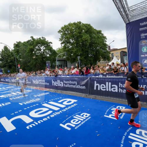 29.06.2025 - hella hamburg halbmarathon Zöllner http://msf.ph/oto/8399802 29.06.2025 10:36:50 Ziel 4865, 5961, 6529, 7310, 13343, 14622, 15621, 15939 meine-sportfotos.de