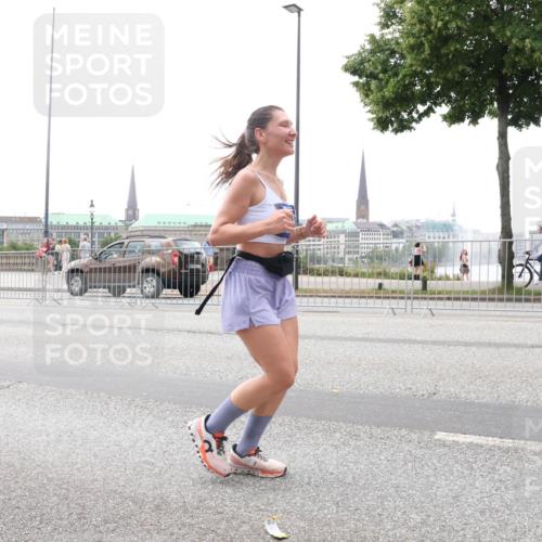 29.06.2025 - hella hamburg halbmarathon Lena Gebhardt http://msf.ph/oto/8399831 29.06.2025 10:49:53 Lombardsbrücke 1040, 1041, 1487, 1511, 1625, 1805, 1888, 2212, 2466, 2668, 2862, 2997, 3183, 3383, 3701, 3943, 4090, 4769, 4870, 5076, 5552, 5694, 5749, 5751, 6191, 6694, 7305, 7339, 7366, 7650, 7679, 7721, 7722, 8065, 8254, 9015, 9162, 9261, 9605, 9940, 10060, 10403, 10617, 10683, 10704, 11030, 11558, 11631, 11760, 12124, 12388, 13127, 13128, 13309, 13381, 13744, 13764, 14505, 14545, 14692, 15626 meine-sportfotos.de