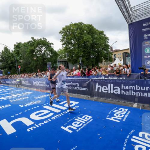 29.06.2025 - hella hamburg halbmarathon Zöllner http://msf.ph/oto/8399847 29.06.2025 10:36:51 Ziel 4865, 5961, 6529, 7310, 13141, 13343, 15621, 15939 meine-sportfotos.de