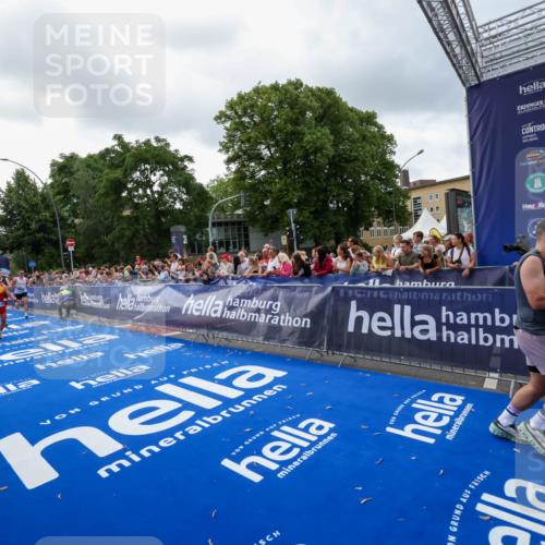 29.06.2025 - hella hamburg halbmarathon Zöllner http://msf.ph/oto/8399861 29.06.2025 10:36:52 Ziel 4865, 5961, 6529, 7310, 13141, 13343, 15939, 18384 meine-sportfotos.de