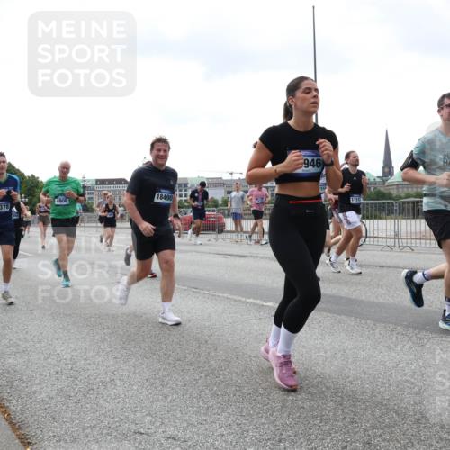 29.06.2025 - hella hamburg halbmarathon Lena Gebhardt http://msf.ph/oto/8399869 29.06.2025 10:40:41 Lombardsbrücke 4906, 8378, 18490, 946, 151, 11513, 4411, 1018, 1037, 1075, 1323, 2042, 2109, 2173, 2206, 2299, 2515, 2572, 2762, 2763, 2858, 3121, 3237, 3293, 3295, 3306, 3432, 3694, 3810, 4044, 4234, 4271, 4411, 4530, 4612, 4756, 4774, 4775, 4906, 4972, 5059, 5113, 5351, 5352, 5702, 5753, 5975, 6076, 6098, 6163, 6229, 6278, 6280, 6289, 6363, 6463, 6673, 6842, 6866, 6876, 7108, 7174, 7293, 7675, 7850, 7956, 8053, 8054, 8307, 8378, 8391, 8429, 8430, 9009, 9237, 11053 meine-sportfotos.de