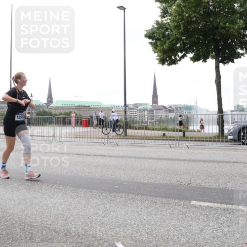 29.06.2025 - hella hamburg halbmarathon Lena Gebhardt http://msf.ph/oto/8399898 29.06.2025 10:49:54 Lombardsbrücke 1558, 1040, 1041, 1487, 1511, 1625, 1805, 1888, 2212, 2466, 2668, 2862, 2997, 3183, 3383, 3701, 3943, 4090, 4870, 5076, 5552, 5694, 5749, 5751, 6191, 6694, 6830, 7305, 7339, 7366, 7650, 7679, 7721, 7722, 7755, 8065, 8254, 9015, 9162, 9261, 9605, 9940, 10060, 10403, 10617, 10683, 10704, 11030, 11558, 11631, 11760, 12124, 12388, 13127, 13128, 13309, 13381, 13744, 13764, 13846, 14505, 14545, 14692, 15626 meine-sportfotos.de