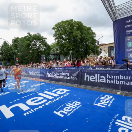 29.06.2025 - hella hamburg halbmarathon Zöllner http://msf.ph/oto/8399906 29.06.2025 10:36:53 Ziel 4865, 6529, 7310, 13141, 13343, 15939, 18384 meine-sportfotos.de
