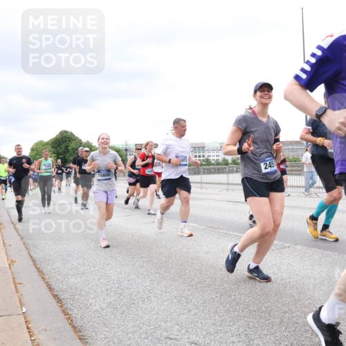 29.06.2025 - hella hamburg halbmarathon Lena Gebhardt http://msf.ph/oto/8399915 29.06.2025 10:58:00 Lombardsbrücke 15800, 971, 2451, 9394, 1001, 1123, 1242, 1248, 1265, 1388, 1643, 2015, 2043, 2169, 2273, 2275, 2451, 2567, 2900, 3191, 3385, 3433, 3644, 3936, 3954, 4059, 4117, 4197, 4429, 4521, 4830, 5104, 5632, 5676, 5736, 5782, 6316, 6337, 6825, 6857, 6916, 7172, 7193, 7262, 7556, 7664, 7720, 7783, 7977, 7990, 8076, 8159, 8439, 8440, 8441, 8442, 8474, 8512, 8708, 8713, 8773, 8888, 9059, 9180, 9233, 9318, 9319, 9394, 9398, 9436, 9481, 9496, 9613, 9832 meine-sportfotos.de