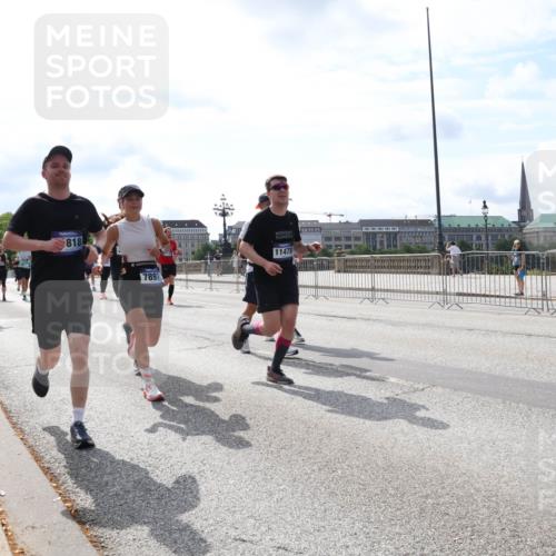 29.06.2025 - hella hamburg halbmarathon Lena Gebhardt http://msf.ph/oto/8399932 29.06.2025 10:16:00 Lombardsbrücke 818, 7897, 11478, 1156, 1308, 1440, 1651, 2071, 2076, 2110, 2165, 2436, 2803, 2835, 2989, 3134, 3167, 3417, 4007, 4466, 4492, 4494, 4637, 4828, 5046, 5069, 5423, 6376, 6576, 7897, 7941, 7942, 8169, 8274, 8554, 8746, 8885, 9192, 9601, 9657, 9675, 9784, 9802, 9881, 10107, 10108, 10183, 10292, 10608, 10775, 10844, 10990, 11113, 11303, 11478, 11774, 11783, 11818, 12427, 12469, 13179, 13818, 13951, 14413, 14423, 14550, 14552, 15307 meine-sportfotos.de