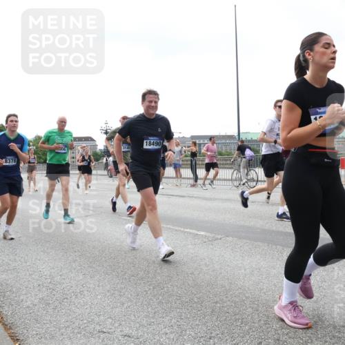29.06.2025 - hella hamburg halbmarathon Lena Gebhardt http://msf.ph/oto/8399939 29.06.2025 10:40:42 Lombardsbrücke 8378, 900, 3145, 18490, 11, 1018, 1037, 1075, 1323, 2042, 2109, 2173, 2206, 2299, 2515, 2572, 2762, 2763, 2858, 3121, 3237, 3293, 3295, 3306, 3432, 3694, 3810, 4044, 4234, 4271, 4411, 4530, 4612, 4756, 4774, 4775, 4906, 4972, 5059, 5113, 5351, 5352, 5702, 5753, 5975, 6076, 6098, 6163, 6229, 6278, 6280, 6289, 6363, 6463, 6673, 6842, 6866, 6876, 7108, 7174, 7293, 7675, 7850, 7956, 8053, 8054, 8307, 8378, 8391, 8429, 8430, 9009, 9237, 11053 meine-sportfotos.de