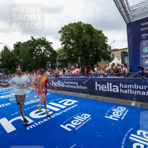 29.06.2025 - hella hamburg halbmarathon Zöllner http://msf.ph/oto/8399945 29.06.2025 10:36:54 Ziel 3959, 4865, 5307, 6529, 7310, 13141, 13343, 15939, 18384 meine-sportfotos.de