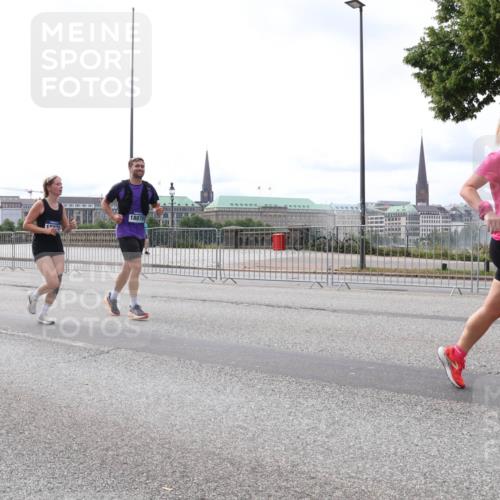 29.06.2025 - hella hamburg halbmarathon Lena Gebhardt http://msf.ph/oto/8399967 29.06.2025 10:23:41 Lombardsbrücke 18070, 18332, 1625, 1048, 1304, 1362, 1545, 2125, 2489, 2925, 4122, 4391, 4646, 4728, 4793, 4990, 5055, 5160, 5358, 5406, 5661, 6502, 6747, 7029, 7820, 8031, 8141, 8149, 8181, 8502, 8676, 8716, 8717, 8918, 8920, 9217, 9301, 9603, 9715, 10649, 10739, 11044, 11300, 11415, 11454, 11793, 11798, 11879, 12073, 12874, 13149, 14265, 14338, 14510, 14512, 14521, 14821, 15709, 15739, 15853, 16185, 16251, 16558, 17013, 17099, 17199, 17207, 17299, 17719 meine-sportfotos.de