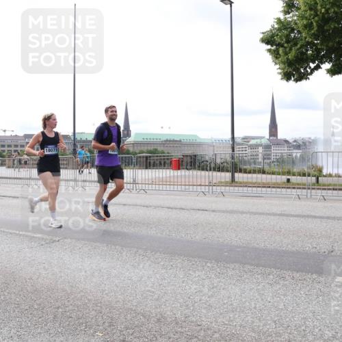 29.06.2025 - hella hamburg halbmarathon Lena Gebhardt http://msf.ph/oto/8400002 29.06.2025 10:23:41 Lombardsbrücke 18332, 18071, 1807, 1048, 1304, 1362, 1545, 2125, 2489, 2925, 4122, 4391, 4646, 4728, 4793, 4990, 5055, 5160, 5358, 5406, 5661, 6502, 6747, 7029, 7820, 8031, 8141, 8149, 8181, 8502, 8676, 8716, 8717, 8918, 8920, 9217, 9301, 9603, 9715, 10649, 10739, 11044, 11300, 11415, 11454, 11793, 11798, 11879, 12073, 12874, 13149, 14265, 14338, 14510, 14512, 14521, 14821, 15709, 15739, 15853, 16185, 16251, 16558, 17013, 17099, 17199, 17207, 17299, 17719 meine-sportfotos.de