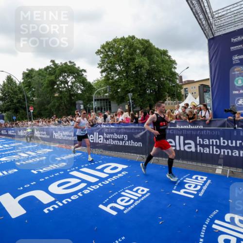 29.06.2025 - hella hamburg halbmarathon Zöllner http://msf.ph/oto/8400005 29.06.2025 10:36:55 Ziel 3959, 4865, 5307, 6529, 7310, 13141, 13343, 14691, 15939, 18384 meine-sportfotos.de