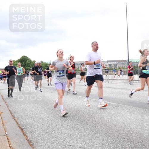 29.06.2025 - hella hamburg halbmarathon Lena Gebhardt http://msf.ph/oto/8400015 29.06.2025 10:58:00 Lombardsbrücke 15800, 16971, 1001, 1123, 1242, 1248, 1265, 1388, 1643, 2015, 2043, 2169, 2273, 2275, 2451, 2567, 2900, 3191, 3385, 3433, 3644, 3936, 3954, 4059, 4117, 4197, 4429, 4521, 4830, 5104, 5632, 5676, 5736, 5782, 6316, 6337, 6825, 6857, 6916, 7172, 7193, 7262, 7556, 7664, 7720, 7783, 7977, 7990, 8076, 8159, 8439, 8440, 8441, 8442, 8474, 8512, 8708, 8713, 8773, 8888, 9059, 9180, 9233, 9318, 9319, 9394, 9398, 9436, 9481, 9496, 9613, 9832 meine-sportfotos.de