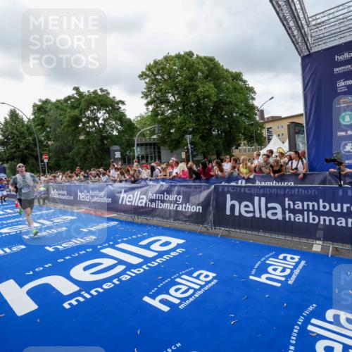 29.06.2025 - hella hamburg halbmarathon Zöllner http://msf.ph/oto/8400025 29.06.2025 10:36:58 Ziel 3959, 5307, 7310, 11620, 13141, 14691, 18384 meine-sportfotos.de