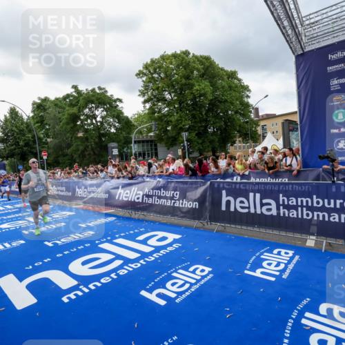 29.06.2025 - hella hamburg halbmarathon Zöllner http://msf.ph/oto/8400037 29.06.2025 10:36:58 Ziel 3959, 5307, 7310, 11620, 13141, 14691, 18384 meine-sportfotos.de