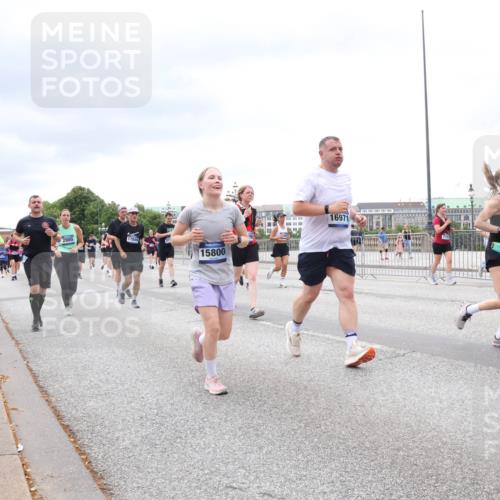 29.06.2025 - hella hamburg halbmarathon Lena Gebhardt http://msf.ph/oto/8400039 29.06.2025 10:58:00 Lombardsbrücke 2900, 17849, 15800, 16971, 1001, 1123, 1242, 1248, 1265, 1388, 1643, 2015, 2043, 2169, 2273, 2275, 2451, 2567, 2900, 3191, 3385, 3433, 3644, 3936, 3954, 4059, 4117, 4197, 4429, 4521, 4830, 5104, 5632, 5676, 5736, 5782, 6316, 6337, 6825, 6857, 6916, 7172, 7193, 7262, 7556, 7664, 7720, 7783, 7977, 7990, 8076, 8159, 8439, 8440, 8441, 8442, 8474, 8512, 8708, 8713, 8773, 8888, 9059, 9180, 9233, 9318, 9319, 9394, 9398, 9436, 9481, 9496, 9613, 9832 meine-sportfotos.de