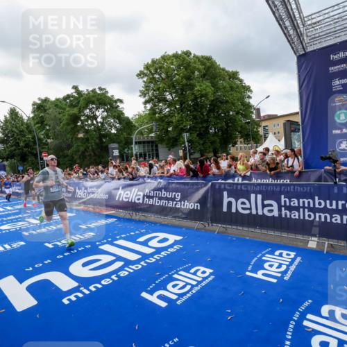 29.06.2025 - hella hamburg halbmarathon Zöllner http://msf.ph/oto/8400046 29.06.2025 10:36:58 Ziel 3959, 5307, 7310, 11620, 13141, 14691, 18384 meine-sportfotos.de