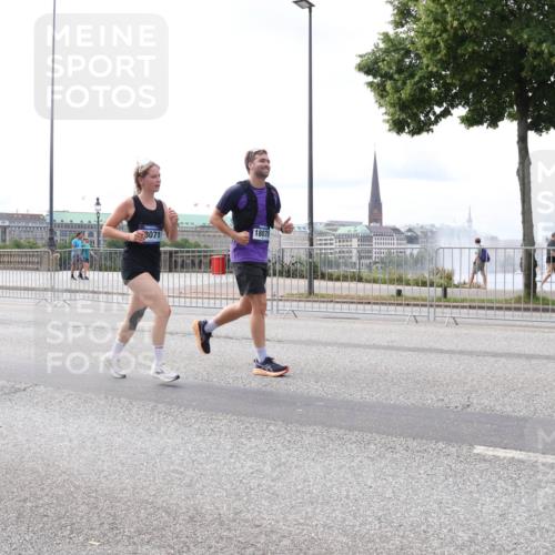 29.06.2025 - hella hamburg halbmarathon Lena Gebhardt http://msf.ph/oto/8400056 29.06.2025 10:23:42 Lombardsbrücke 18332, 3071, 18070, 1048, 1304, 1362, 1444, 1545, 2125, 2489, 2925, 4122, 4391, 4646, 4728, 4990, 5055, 5160, 5358, 5406, 5661, 6502, 6747, 7029, 7820, 8031, 8141, 8149, 8181, 8502, 8676, 8716, 8717, 8918, 8920, 9217, 9301, 9603, 9715, 10649, 10739, 11044, 11300, 11415, 11454, 11793, 11798, 11879, 12073, 12874, 13149, 14265, 14338, 14510, 14512, 14521, 14821, 15709, 15739, 15853, 16185, 16251, 17013, 17199, 17207, 17299, 17719 meine-sportfotos.de