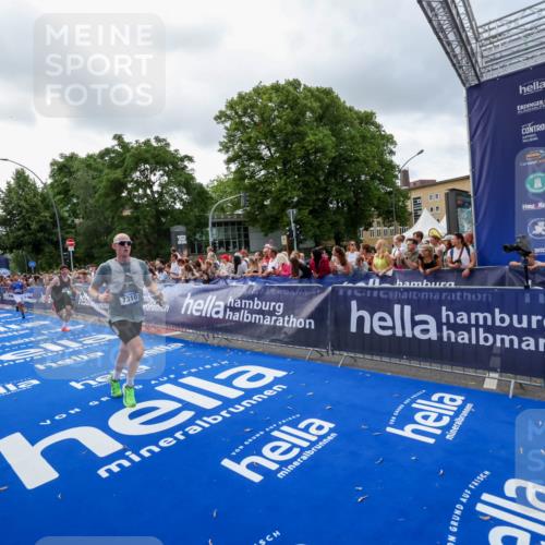 29.06.2025 - hella hamburg halbmarathon Zöllner http://msf.ph/oto/8400061 29.06.2025 10:36:58 Ziel 3959, 5307, 7310, 11620, 13141, 14691, 18384 meine-sportfotos.de