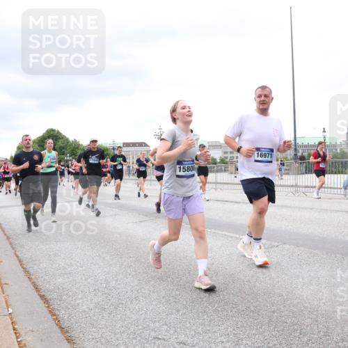 29.06.2025 - hella hamburg halbmarathon Lena Gebhardt http://msf.ph/oto/8400067 29.06.2025 10:58:00 Lombardsbrücke 17849, 15800, 16971, 10912, 1001, 1123, 1242, 1248, 1265, 1388, 1643, 2015, 2043, 2169, 2273, 2275, 2451, 2567, 2900, 3191, 3385, 3433, 3644, 3936, 3954, 4059, 4117, 4197, 4429, 4521, 4830, 5104, 5632, 5676, 5736, 5782, 6316, 6337, 6825, 6857, 6916, 7172, 7193, 7262, 7556, 7664, 7720, 7783, 7977, 7990, 8076, 8159, 8439, 8440, 8441, 8442, 8474, 8512, 8708, 8713, 8773, 8888, 9059, 9180, 9233, 9318, 9319, 9394, 9398, 9436, 9481, 9496, 9613, 9832 meine-sportfotos.de