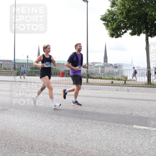 29.06.2025 - hella hamburg halbmarathon Lena Gebhardt http://msf.ph/oto/8400084 29.06.2025 10:23:42 Lombardsbrücke 18332, 18071, 1048, 1304, 1362, 1444, 1545, 2125, 2489, 2925, 4122, 4391, 4646, 4728, 4990, 5055, 5160, 5358, 5406, 5661, 6502, 6747, 7029, 7820, 8031, 8141, 8149, 8181, 8502, 8676, 8716, 8717, 8918, 8920, 9217, 9301, 9603, 9715, 10649, 10739, 11044, 11300, 11415, 11454, 11793, 11798, 11879, 12073, 12874, 13149, 14265, 14338, 14510, 14512, 14521, 14821, 15709, 15739, 15853, 16185, 16251, 17013, 17199, 17207, 17299, 17719 meine-sportfotos.de