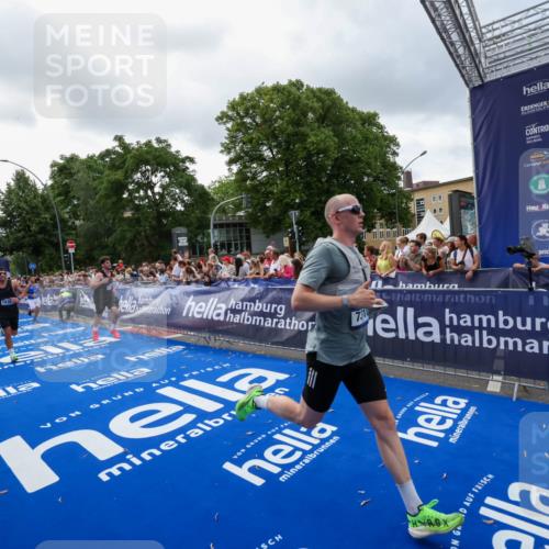 29.06.2025 - hella hamburg halbmarathon Zöllner http://msf.ph/oto/8400090 29.06.2025 10:36:59 Ziel 3959, 5307, 5315, 7310, 11620, 13141, 14691, 18384 meine-sportfotos.de