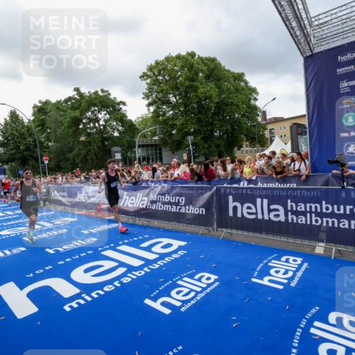 29.06.2025 - hella hamburg halbmarathon Zöllner http://msf.ph/oto/8400133 29.06.2025 10:36:59 Ziel 3959, 5307, 5315, 7310, 11620, 13141, 14691, 18384 meine-sportfotos.de