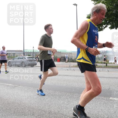 29.06.2025 - hella hamburg halbmarathon Lena Gebhardt http://msf.ph/oto/8400158 29.06.2025 10:49:56 Lombardsbrücke 9015, 174, 20, 1040, 1041, 1487, 1511, 1625, 1805, 1888, 2212, 2466, 2668, 2862, 2997, 3701, 3943, 4090, 4870, 5076, 5552, 5694, 5749, 5751, 5997, 6191, 6694, 6830, 7305, 7339, 7366, 7650, 7679, 7721, 7722, 7755, 8065, 8254, 9015, 9162, 9605, 9940, 10060, 10403, 10617, 10683, 10704, 11030, 11631, 11760, 12124, 12388, 13127, 13128, 13309, 13381, 13744, 13764, 13846, 14505, 14545, 14692, 15626 meine-sportfotos.de