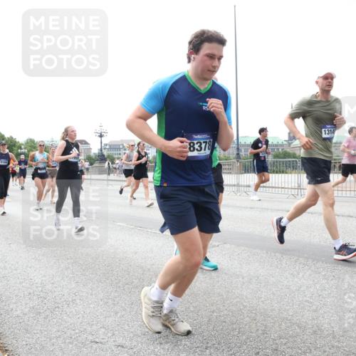29.06.2025 - hella hamburg halbmarathon Lena Gebhardt http://msf.ph/oto/8400209 29.06.2025 10:40:43 Lombardsbrücke 19168, 10166, 7959, 8378, 1314, 1018, 1037, 1075, 1323, 2042, 2109, 2173, 2206, 2299, 2515, 2762, 2763, 2858, 3121, 3293, 3295, 3306, 3432, 3694, 3810, 4044, 4234, 4411, 4530, 4612, 4756, 4774, 4775, 4906, 4972, 5059, 5113, 5351, 5352, 5702, 5753, 5975, 6076, 6098, 6163, 6229, 6278, 6280, 6289, 6363, 6463, 6673, 6842, 6866, 6876, 7108, 7174, 7293, 7675, 7850, 7956, 8053, 8054, 8307, 8378, 8391, 8429, 8430, 9009, 9237, 11053 meine-sportfotos.de