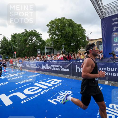 29.06.2025 - hella hamburg halbmarathon Zöllner http://msf.ph/oto/8400214 29.06.2025 10:37:00 Ziel 1385, 1411, 3959, 5307, 5315, 11620, 13141, 14691, 18384 meine-sportfotos.de