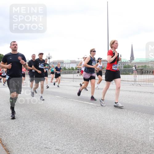 29.06.2025 - hella hamburg halbmarathon Lena Gebhardt http://msf.ph/oto/8400225 29.06.2025 10:58:02 Lombardsbrücke 1001, 1123, 1242, 1248, 1265, 1388, 2015, 2043, 2169, 2273, 2275, 2451, 2567, 2900, 3191, 3385, 3433, 3644, 3936, 3954, 4059, 4117, 4429, 4521, 4830, 5104, 5632, 5676, 5736, 5782, 6316, 6337, 6825, 6857, 6916, 7172, 7193, 7262, 7556, 7617, 7664, 7720, 7783, 7977, 7990, 8076, 8159, 8439, 8440, 8441, 8442, 8474, 8512, 8708, 8713, 8773, 8888, 9059, 9180, 9233, 9318, 9319, 9394, 9398, 9436, 9481, 9496, 9613, 9636, 9832 meine-sportfotos.de
