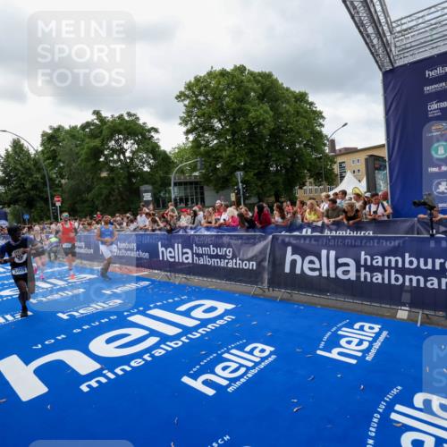 29.06.2025 - hella hamburg halbmarathon Zöllner http://msf.ph/oto/8400247 29.06.2025 10:37:01 Ziel 1385, 1411, 3959, 5307, 5315, 11620, 14691, 15261, 17024, 17125, 18384 meine-sportfotos.de