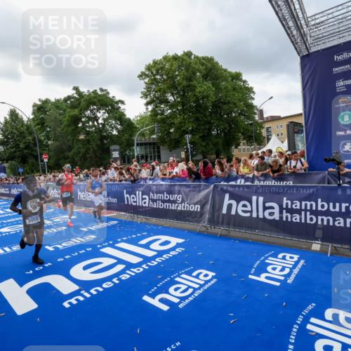 29.06.2025 - hella hamburg halbmarathon Zöllner http://msf.ph/oto/8400264 29.06.2025 10:37:01 Ziel 1385, 1411, 3959, 5307, 5315, 11620, 14691, 15261, 17024, 17125, 18384 meine-sportfotos.de