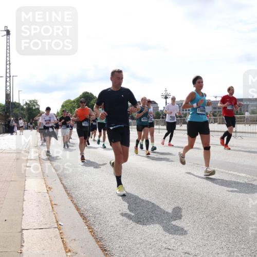 29.06.2025 - hella hamburg halbmarathon Lena Gebhardt http://msf.ph/oto/8400272 29.06.2025 10:16:04 Lombardsbrücke 14543, 8554, 15889, 11783, 1156, 1308, 1651, 2071, 2076, 2165, 2436, 2803, 2835, 2989, 3134, 3167, 3648, 4007, 4466, 4492, 4494, 4583, 4637, 4828, 5046, 5294, 5423, 6376, 6576, 7897, 7941, 7942, 8169, 8274, 8554, 8746, 8885, 9192, 9601, 9675, 9784, 9802, 9881, 10107, 10108, 10183, 10292, 10608, 10844, 10990, 11113, 11303, 11344, 11345, 11478, 11774, 11783, 11818, 12427, 12469, 13179, 13818, 13951, 14423, 14550, 14552, 15307 meine-sportfotos.de