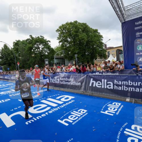 29.06.2025 - hella hamburg halbmarathon Zöllner http://msf.ph/oto/8400280 29.06.2025 10:37:02 Ziel 1385, 1411, 3959, 5307, 5315, 6123, 11620, 14691, 15261, 17024, 17125 meine-sportfotos.de