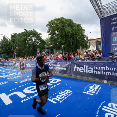 29.06.2025 - hella hamburg halbmarathon Zöllner http://msf.ph/oto/8400301 29.06.2025 10:37:02 Ziel 1385, 1411, 3959, 5307, 5315, 6123, 11620, 14691, 15261, 17024, 17125 meine-sportfotos.de