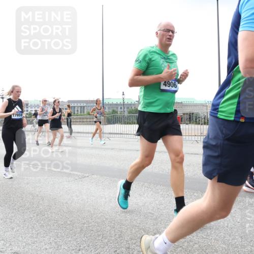 29.06.2025 - hella hamburg halbmarathon Lena Gebhardt http://msf.ph/oto/8400321 29.06.2025 10:40:44 Lombardsbrücke 10166, 4612, 17959, 4906, 3, 05, 1018, 1037, 1075, 1323, 2042, 2109, 2173, 2206, 2299, 2762, 2763, 2858, 3121, 3293, 3295, 3306, 3432, 3694, 3810, 4044, 4234, 4411, 4530, 4612, 4756, 4774, 4775, 4906, 4972, 5059, 5113, 5351, 5352, 5702, 5753, 5975, 6076, 6098, 6163, 6229, 6278, 6280, 6289, 6363, 6463, 6673, 6842, 7108, 7293, 7956, 8053, 8054, 8307, 8378, 8391, 8429, 8430, 9009, 9237, 10644, 11053 meine-sportfotos.de
