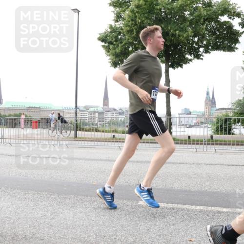 29.06.2025 - hella hamburg halbmarathon Lena Gebhardt http://msf.ph/oto/8400331 29.06.2025 10:49:57 Lombardsbrücke 466, 174, 1040, 1041, 1487, 1511, 1625, 1805, 1888, 2212, 2466, 2668, 2862, 2997, 3701, 3943, 4090, 4870, 5076, 5552, 5694, 5749, 5751, 5997, 6191, 6694, 6830, 7305, 7339, 7366, 7679, 7721, 7722, 7755, 8065, 8254, 9015, 9162, 9605, 9940, 10060, 10403, 10617, 10683, 10704, 11030, 11631, 11716, 11760, 12079, 12124, 12388, 13127, 13128, 13309, 13381, 13744, 13764, 13846, 14505, 14545, 14692, 15626 meine-sportfotos.de
