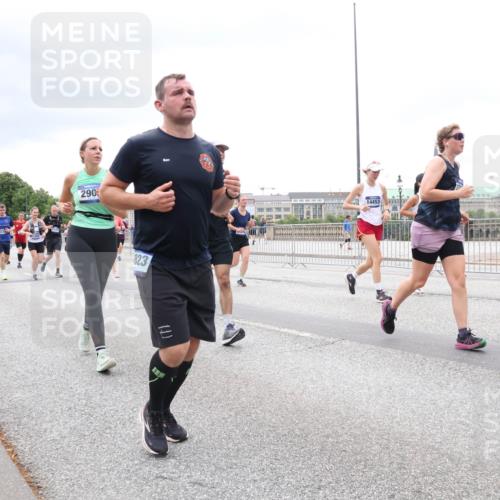 29.06.2025 - hella hamburg halbmarathon Lena Gebhardt http://msf.ph/oto/8400342 29.06.2025 10:58:02 Lombardsbrücke 290, 823, 7, 14453, 1429, 1001, 1123, 1242, 1248, 1265, 1388, 2015, 2043, 2169, 2273, 2275, 2451, 2567, 2900, 3191, 3385, 3433, 3644, 3936, 3954, 4059, 4117, 4429, 4521, 4830, 5104, 5632, 5676, 5736, 5782, 6316, 6337, 6825, 6857, 6916, 7172, 7193, 7262, 7556, 7617, 7664, 7720, 7783, 7977, 7990, 8076, 8159, 8439, 8440, 8441, 8442, 8474, 8512, 8708, 8713, 8773, 8888, 9059, 9180, 9233, 9318, 9319, 9394, 9398, 9436, 9481, 9496, 9613, 9636, 9832 meine-sportfotos.de